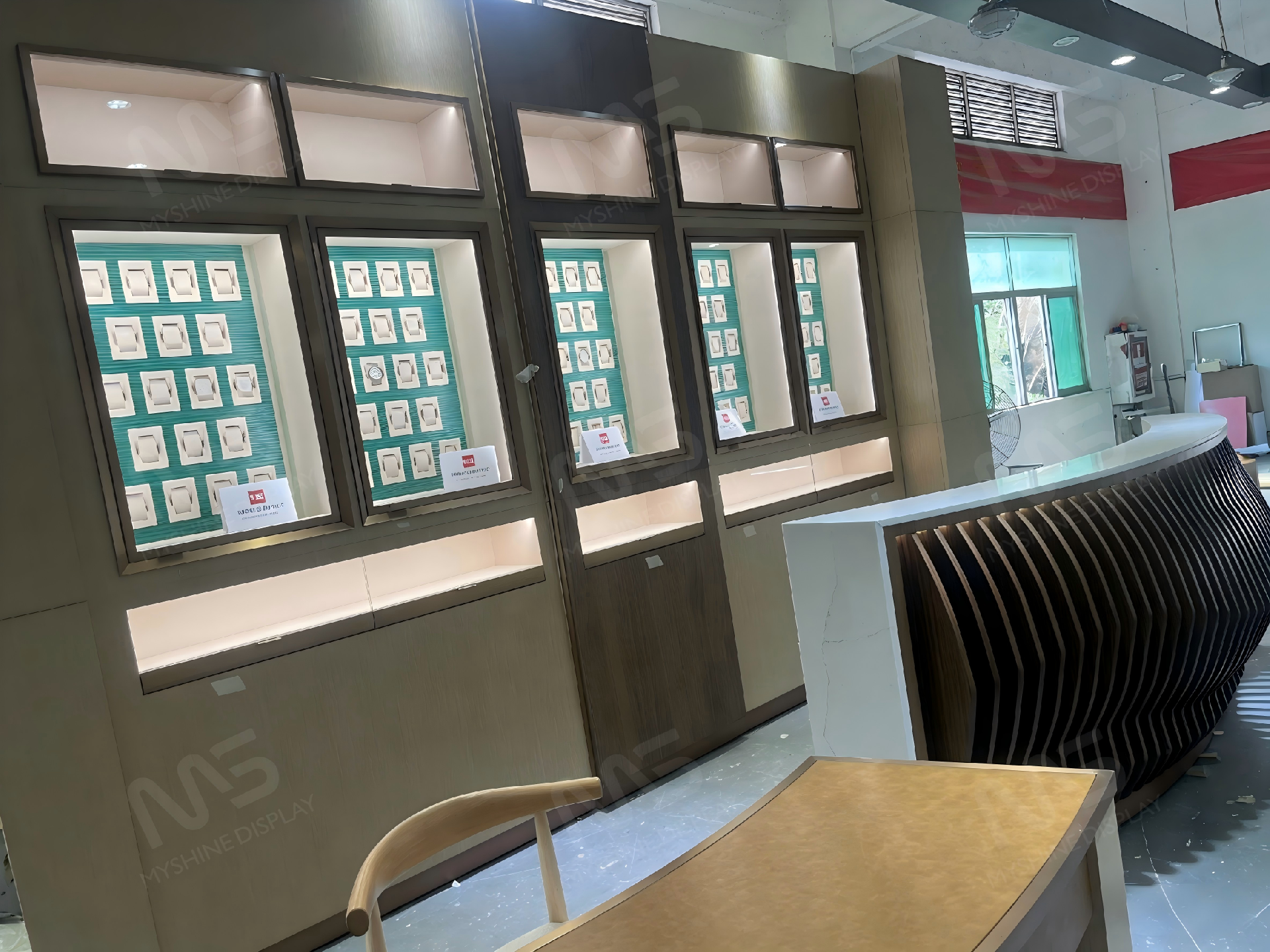 生成展示柜图片 (4).png