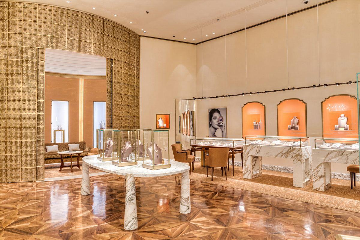 Minimalist and luxurious display aesthetics