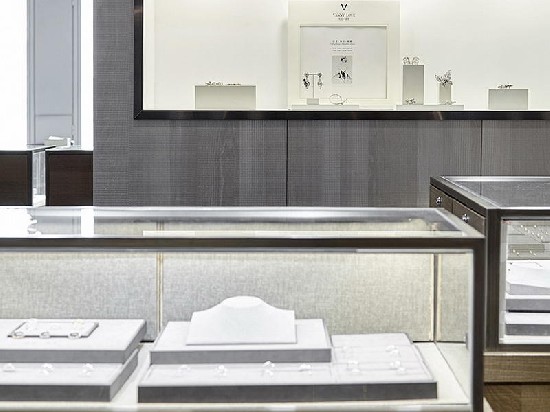 Large-scale retailers, wholesalers, and budget-conscious entrepreneurs.