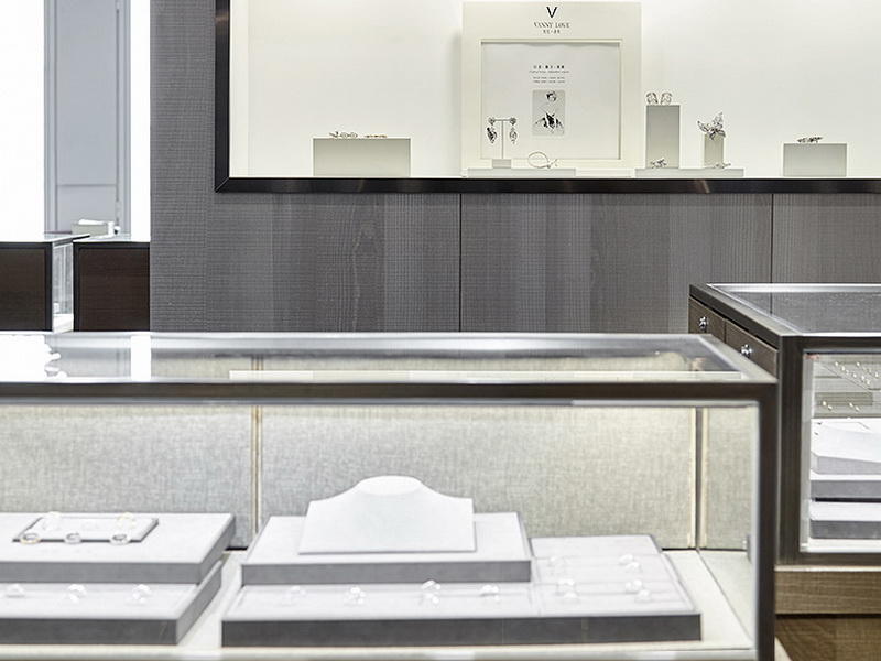 Large-scale retailers, wholesalers, and budget-conscious entrepreneurs.