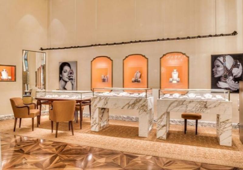 Minimalist and luxurious display aesthetics