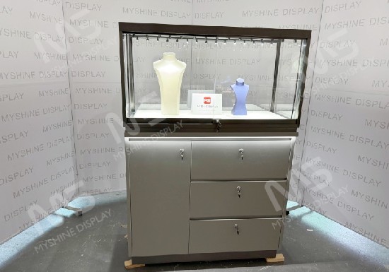 Modern jewelry display case for jewelry store